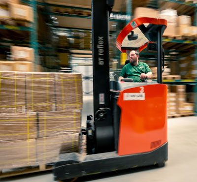 Un employé de WKK sur un chariot élévateur assure une livraison rapide