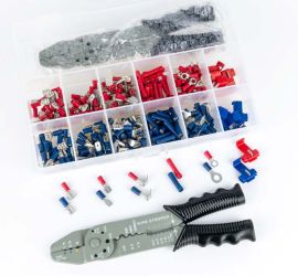 An opened assortment box containing crimp terminals, 261 pieces, with a black-blue colored crimping tool for crimp terminals in front of the assortment box.;De inhoud van de 261-delige assortimentsdoos uitgestald op een witte achtergrond.