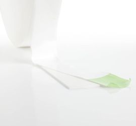 Een rol witte dubbelzijdige foam tape, met het uiteinde van de tape losgemaakt en uitvergroot, op een witte achtergrond.