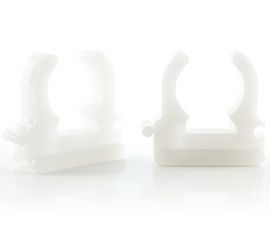 Twee naturel klembeugels op een witte achtergrond.;Een grijze en een naturel klembeugel, en een grijze klembeugel met een buis er doorheen gevoerd, op een witte achtergrond.