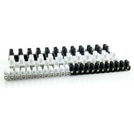 Barrettes de connexion de différentes couleurs, sur fond blanc.