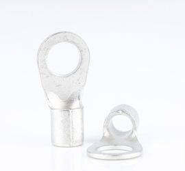 Twee plaatkabelschoenen conform DIN 46234, ongeïsoleerd, één rechtop staand en één liggend, op een witte achtergrond.