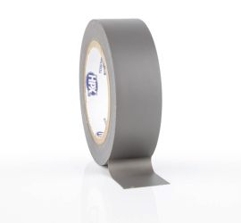 Een rol grijze PVC tape, 10 meter, met een stukje uitgerold en op het oppervlak geplakt, op een witte achtergrond.