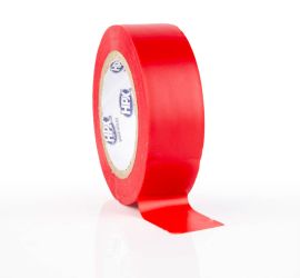 Een rol rode PVC tape, 10 meter, met een stukje uitgerold en op het oppervlak geplakt, op een witte achtergrond.
