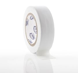 Een rol witte PVC tape, 10 meter, met een stukje uitgerold en op het oppervlak geplakt, op een witte achtergrond.