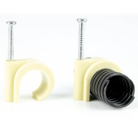 Twee creme kleurige spijkerclips, één met een buis door het oog gevoerd, op een witte achtergrond.