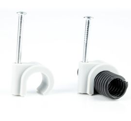 Twee grijze spijkerclips, één met een buis door het oog gevoerd, op een witte achtergrond.