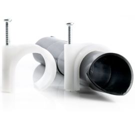 Twee naturel spijkerclips, één met een buis door het oog gevoerd, op een witte achtergrond.;Twee naturel spijkerclips, één met een kabel door het oog gevoerd, op een witte achtergrond.