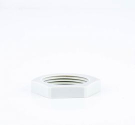 Een lichtgrijze Jacob kunststof wartelmoer, met Pg schroefdraad, op een witte achtergrond.