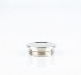 Een messing Jacob blindstop, met metrisch schroefdraad, op een witte achtergrond.