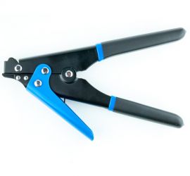 Une pince à colliers de serrage, pour colliers de serrage en inox jusqu'à 7,96 millimètres de large, sur fond blanc.