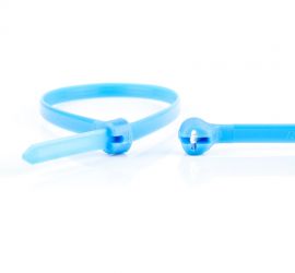 Een blauwe Ty-Rap® kunststof kabelbinder, naast een uitvergrote sluiting van een andere Ty-Rap® kabelbinder.;De sluiting van een blauwe Ty-Rap® kunststof kabelbinder uitvergroot, naast een uitvergrote kop van een andere kabelbinder.