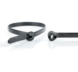 Een zwarte Ty-Rap® kunststof kabelbinder, UV en chemisch bestendig, naast een uitvergrote sluiting van een andere Ty-Rap® kabelbinder.;De sluiting van een zwarte Ty-Rap® kunststof kabelbinder uitvergroot, UV en chemisch bestendig, naast een uitvergrote ko