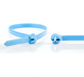 Een blauwe detecteerbare Ty-Rap® polypropyleen kabelbinder met metaalpigmenten, naast een uitvergrote sluiting van een andere Ty-Rap® kabelbinder.;De sluiting van een blauwe detecteerbare Ty-Rap® polypropyleen kabelbinder uitvergroot, naast een uitvergrot