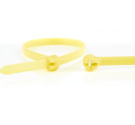 Een gele Ty-Rap® kunststof kabelbinder, naast een uitvergrote sluiting van een andere Ty-Rap® kabelbinder.;De sluiting van een gele Ty-Rap® kunststof kabelbinder uitvergroot, naast een uitvergrote kop van een andere kabelbinder.