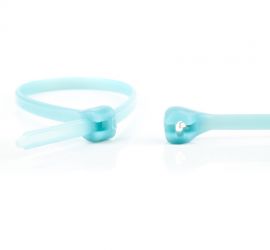 De sluiting van een blauwe Ty-Rap® Tefzel kabelbinder uitvergroot, naast een uitvergrote kop van een andere Ty-Rap® Tefzel kabelbinder.;Een blauwe Ty-Rap® Tefzel kabelbinder, naast een uitvergrote sluiting van een andere Ty-Rap® Tefzel kabelbinder.