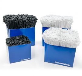 Vier blauwe werkbankboxen met polyamide 6.6 Ty-Rap® kabelbinders in verschillende afmetingen en kleuren.