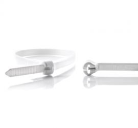 Een witte Ty-Rap® kunststof kabelbinder, naast een uitvergrote sluiting van een andere Ty-Rap® kabelbinder.;De sluiting van een witte Ty-Rap® kunststof kabelbinder uitvergroot, naast een uitvergrote kop van een andere kabelbinder.