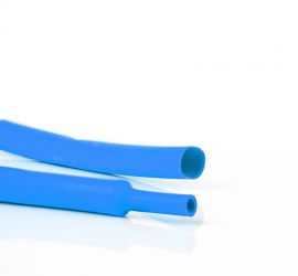 Een lengtestuk blauwe dunwandige krimpkous, H-2(Z), van het merk Hongshang, op een witte achtergrond.;Een rol blauwe dunwandige krimpkous, H-2(Z), 150 meter, van het merk Hongshang.