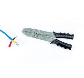 De kop van een stalenn kabelschoen krimptang uitvergroot, op een witte achtergrond.;A crimping tool for crimp terminals with black grip, for use with insulated crimp terminals of 0,5-6mm², on a white background.