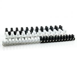 Barrettes de connexion de différentes couleurs, sur fond blanc.
