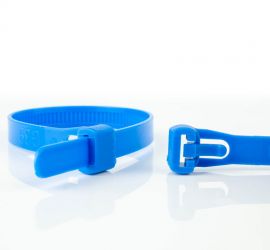 Een hersluitbare blauwe kunststof kabelbinder, naast een uitvergrote sluiting van een andere blauwe hersluitbare kabelbinder.;De sluiting van een blauwe hersluitbare kunststof kabelbinder uitvergroot, naast een uitvergrote kop van een andere kabelbinder.;