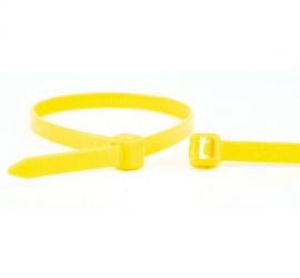 Een gele kunststof kabelbinder voor universeel gebruik, en een gele kabelbinderkop, op een witte achtergrond.;De sluiting van een gele kunststof kabelbinder uitvergroot, naast de kop van een gele kabelbinder, op een witte achtergrond.