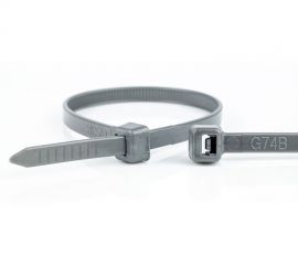 De sluiting van een grijze kunststof kabelbinder uitvergroot, naast de kop van een grijze kabelbinder, op een witte achtergrond.;Een grijze kunststof kabelbinder voor universeel gebruik, en een grijze kabelbinderkop, op een witte achtergrond.