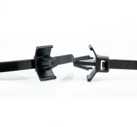 Twee zwarte kunststof kabelbinders met spreidanker, type 1. Eén van voren afgebeeld, één van de zijkant afgebeeld.