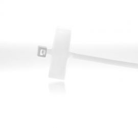 Twee naturel kunststof kabelbinders met het markeerlabel onder de kop van de kabelbinder, waarvan één gesloten.;Een naturel kunststof kabelbinder met markeerlabel, gebonden rond een rode kabel, op een witte achtergrond.;Een naturel kunststof kabelbinder m