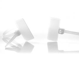 ;Een naturel kabelbinder met markeerlabel, met het label boven de kop van de kabelbinder, gebonden rond een blauwe kabel.;Twee naturel kunststof kabelbinders met markeerlabel, met het label boven de kop van de kabelbinder, waarvan één los, en één gebonden