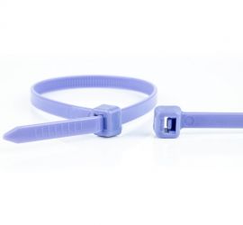 Een paarse kunststof kabelbinder voor universeel gebruik, en een paarse kabelbinderkop, op een witte achtergrond.;De sluiting van een paarse kunststof kabelbinder uitvergroot, naast de kop van een paarse kabelbinder, op een witte achtergrond.