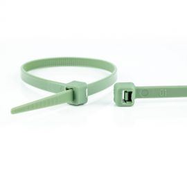 De sluiting van een groene polypropyleen kabelbinder uitvergroot, chemisch bestendig, naast een uitvergrote kop van een andere kabelbinder.;Een groene polypropyleen kabelbinder, chemisch bestendig, naast een uitvergrote sluiting van een andere kabelbinder