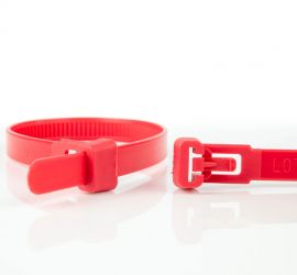 Een rode hersluitbare kabelbinder, met vinger die verduidelijkt hoe de kabelbindersluiting los gemaakt kan worden.;De sluiting van een rode hersluitbare kunststof kabelbinder uitvergroot, naast een uitvergrote kop van een andere kabelbinder.;Een hersluitb