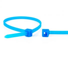 De sluiting van een Tefzel kunststof kabelbinder uitvergroot, chemisch bestendig, naast een uitvergrote kop van een andere kabelbinder.;Een Tefzel kunststof kabelbinder, chemisch bestendig, naast een uitvergrote sluiting van een andere kabelbinder.