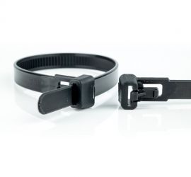 Een hersluitbare zwarte kunststof kabelbinder, naast een uitvergrote sluiting van een andere zwarte hersluitbare kabelbinder.;De sluiting van een zwarte hersluitbare kunststof kabelbinder uitvergroot, naast een uitvergrote kop van een andere kabelbinder.;