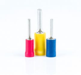 Twee gele geïsoleerde pin kabelschoenen, zonder huls, één rechtop staand en één liggend, op een witte achtergrond.