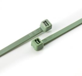 Twee groene polypropyleen kabelbinders op een witte achtergrond.
