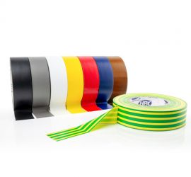 Huit rouleaux de ruban PVC côte à côte dans les couleurs noir, gris, blanc, jaune, rouge, bleu et marron, et un rouleau jaune/vert posé devant, sur fond blanc.