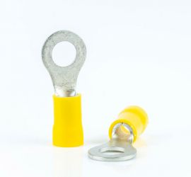 Twee gele geïsoleerde ringkabelschoenen, één rechtop staand en één liggend, op een witte achtergrond.