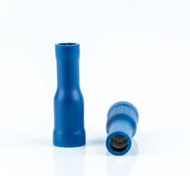 Twee blauwe geïsoleerde rondstekerhulzen, vrouwelijk, zonder huls, één rechtop staand en één liggend, op een witte achtergrond.