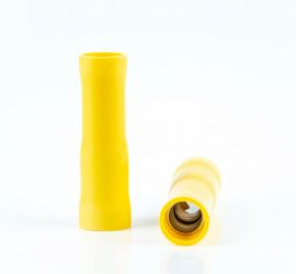 Twee gele geïsoleerde rondstekerhulzen, vrouwelijk, één rechtop staand en één liggend, op een witte achtergrond.