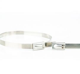 Een RVS AISI 304 ongecoate kabelbinder, gebonden, vooraanzicht, naast de uitvergrote kop van een RVS kabelbinder.;Een RVS AISI 304 ongecoate kabelbinder, gebonden, zijaanzicht, naast de uitvergrote kop van een RVS kabelbinder.