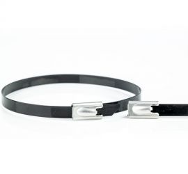 Een zwarte gecoate RVS AISI 304 kabelbinder, gebonden, vooraanzicht, naast de uitvergrote kop van een RVS kabelbinder.;Een zwarte gecoate RVS AISI 304 kabelbinder, gebonden, zijaanzicht, naast de uitvergrote kop van een RVS kabelbinder.