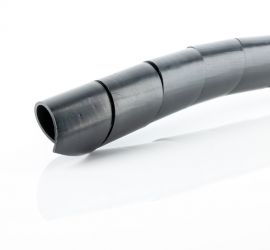 Een zwarte spiraalband, uitvergroot, op een witte achtergrond.;Een zwarte spiraalband met kabels er doorheen gevoerd, om een profiel gebonden.