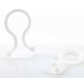 Twee witte twist locks, één rechtop staand en één liggend, op een witte achtergrond.;Twee witte twist locks, één rechtop staand en één die drie kabels bundelt, op een witte achtergrond.