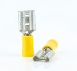 Twee gele geïsoleerde vlakstekerhulzen, één rechtop staand en één liggend, op een witte achtergrond.