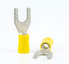 Twee gele geïsoleerde vorkkabelschoenen, één rechtop staand en één liggend, op een witte achtergrond.